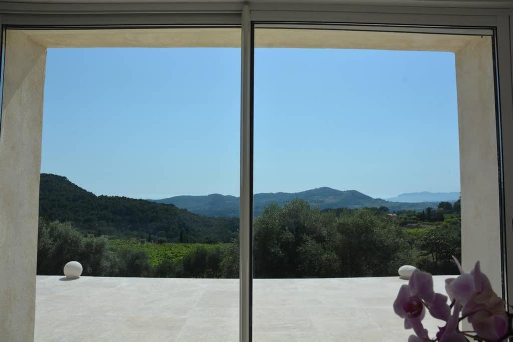 Appartement neuf Rez de jardin 45 m2 vue mer et vignes 10 mn des plages Le Beausset Buitenkant foto