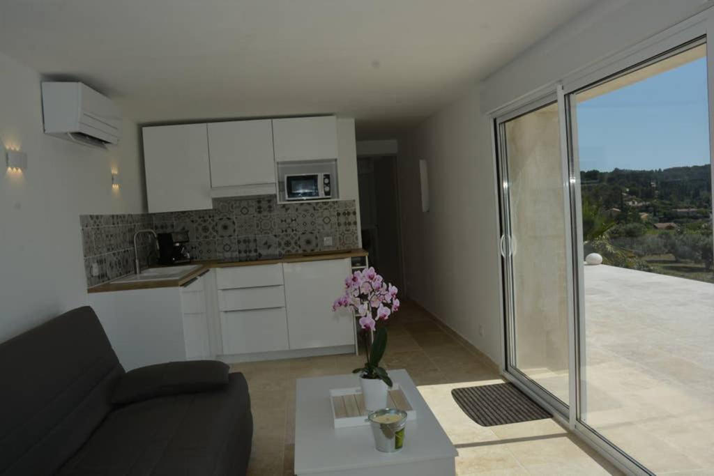 Appartement neuf Rez de jardin 45 m2 vue mer et vignes 10 mn des plages Le Beausset Buitenkant foto